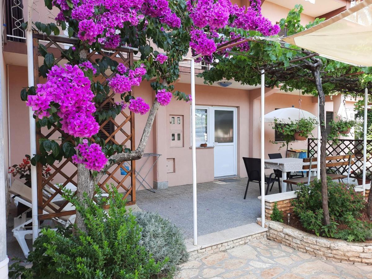 Apartment Nino In Pula Exterior foto